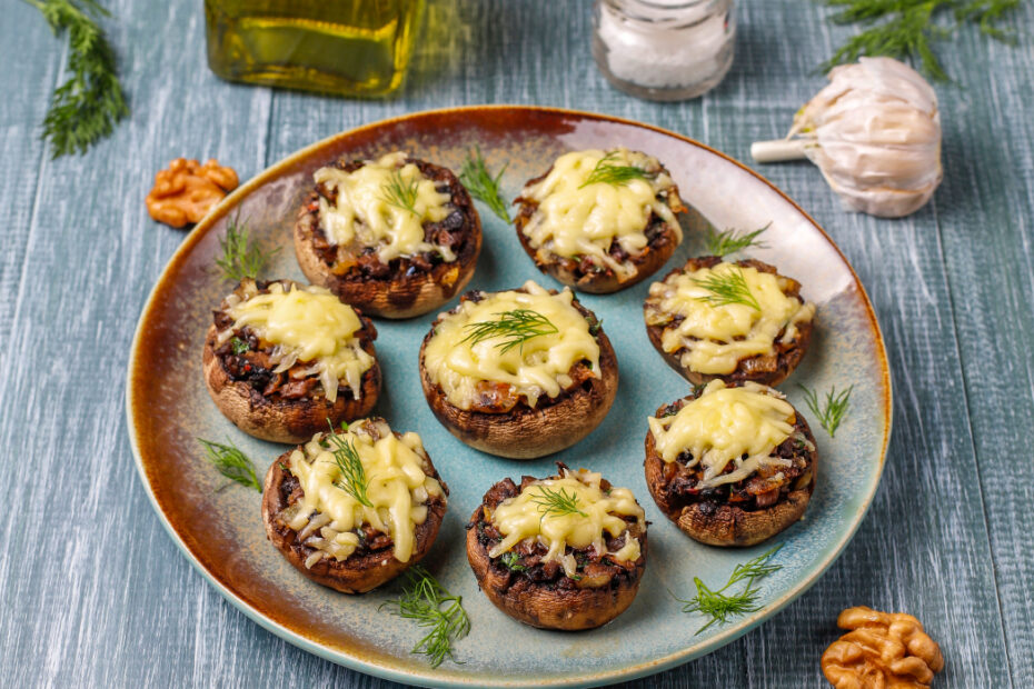 Polnjeni šampinjoni z mletim mesom, panceto in sirom - Z'dežele