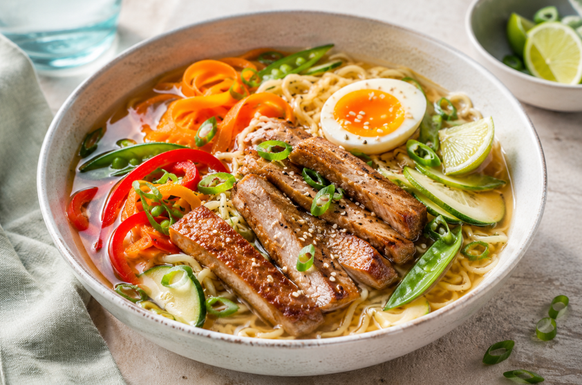 Poletni ramen s svinjskimi trakci – Z'dežele
